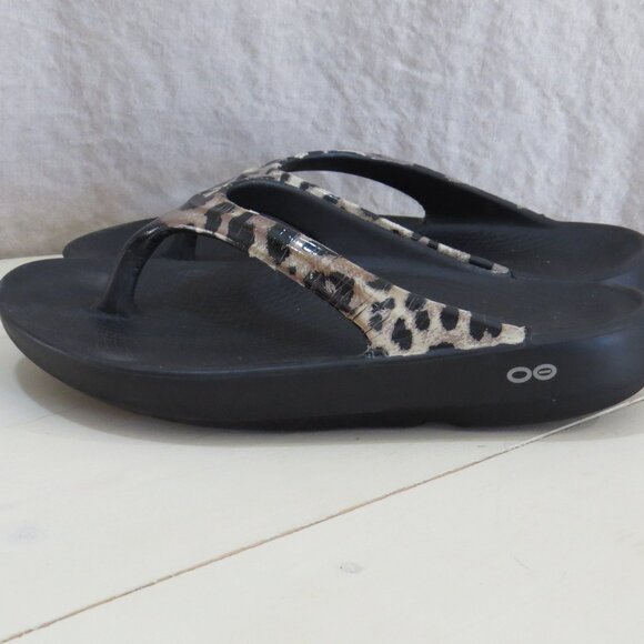 OOFOS Sandals Ladies Leopard Flip Flop Size 8 Comfort Shoe - Picture 1 of 9